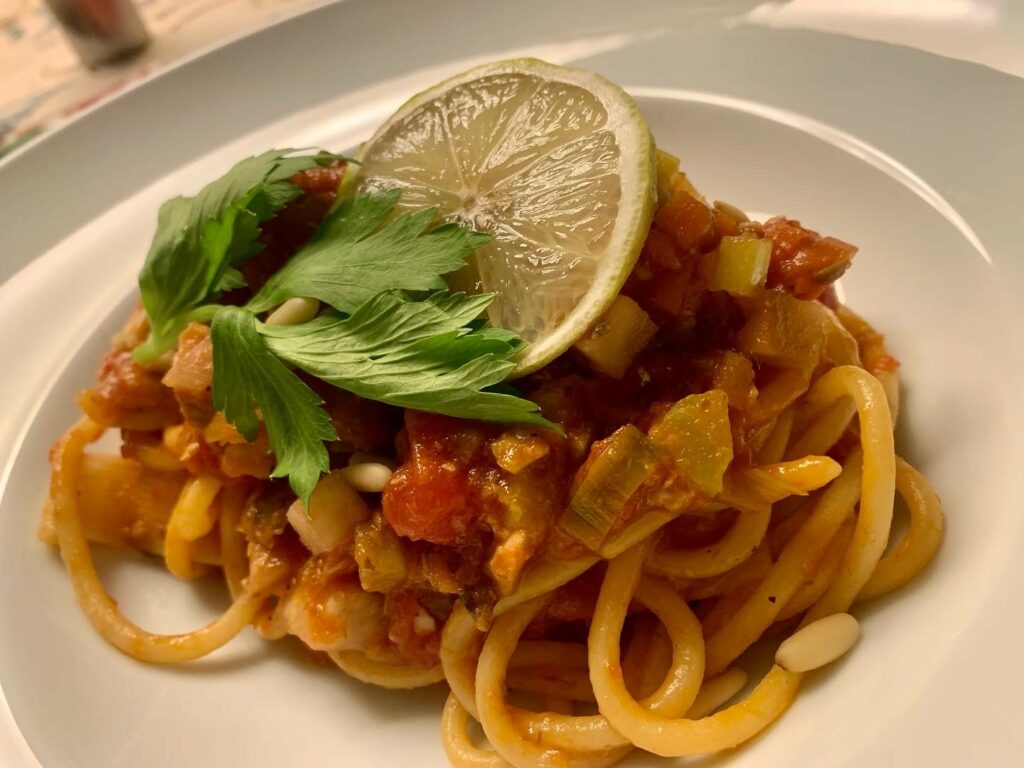 Pasta mit Sardinen-Tomaten-Sugo - zumkochen.at – Gewürze. Delikatessen ...