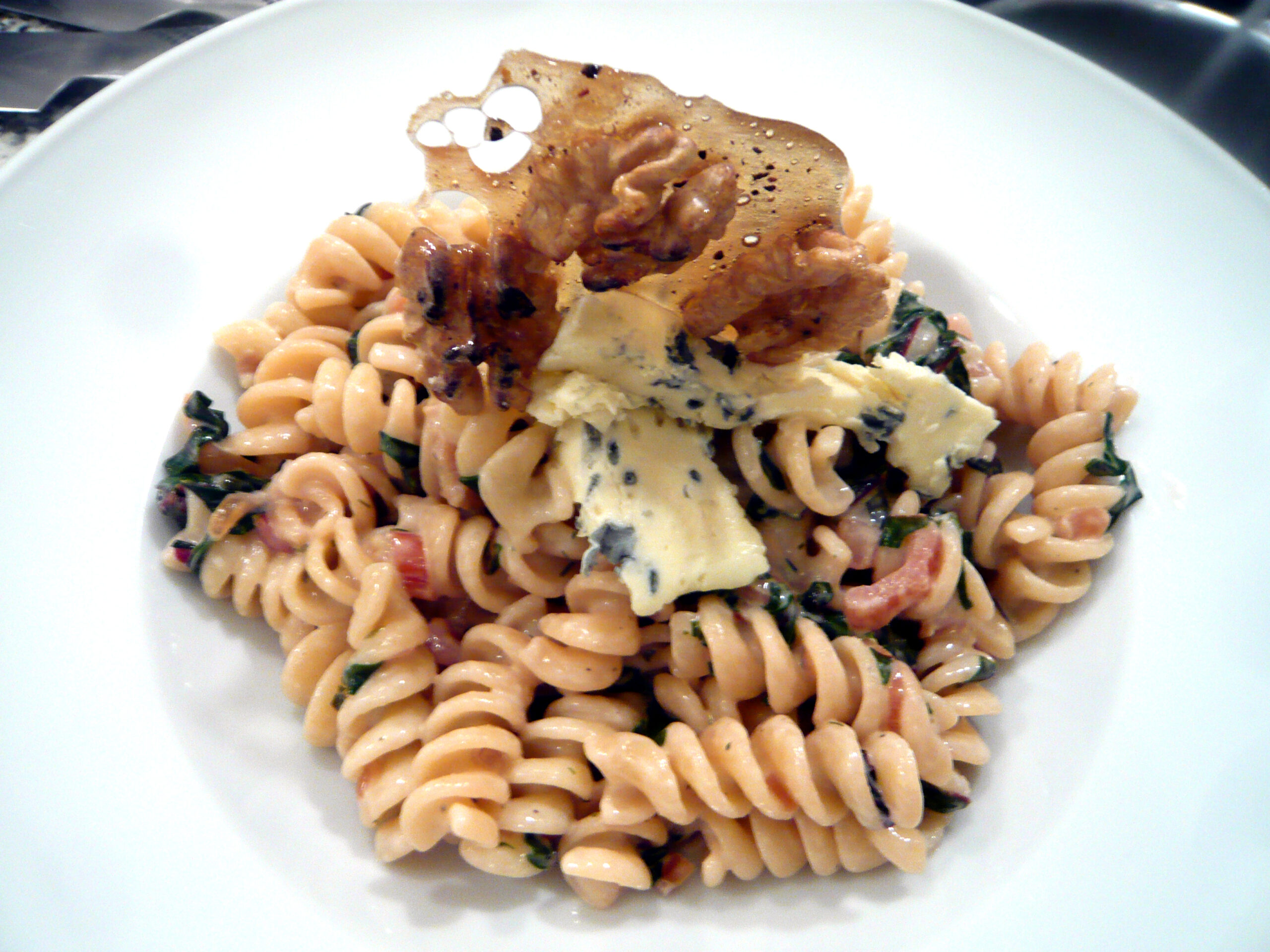 Fusilli mit Mangold, Birne, Nüssen und Blauschimmelkäse - zumkochen.at ...