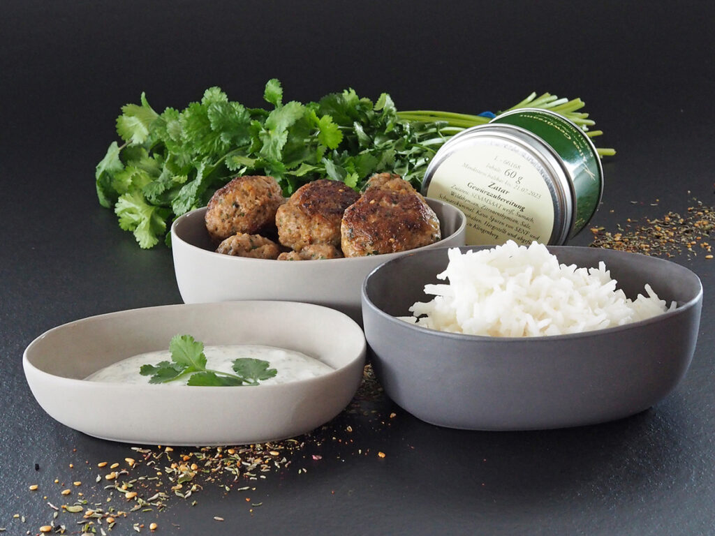 Hackfleischbällchen mit Zatar auf Basmatireis und Joghurt-Dip ...